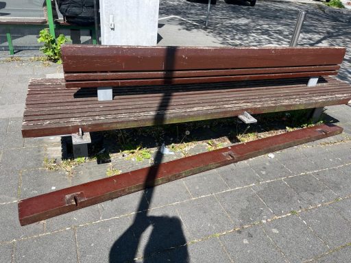 ©Bad Pyrmont Intakt kaputte Sitzbank in Bad Pyrmont