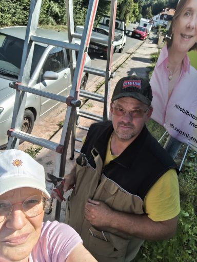 Christina Erling, Michael Rhein beim Plakattieren