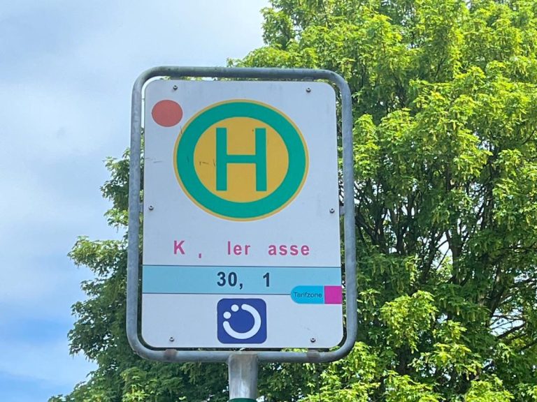 ©Bad Pyrmont Intakt Nicht mehr lesbare Haltestellenbezeichnung bei einer Bushaltestelle in Bad Pyrmont