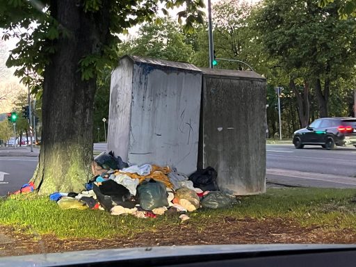 ©Bad Pyrmont Intakt Vermüllter Platz vor Altkleidercontainern in Bad Pyrmont