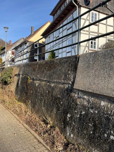 ©Bad Pyrmont Intakt Sanierungsbedürftige Stützmauer in einem Ortsteil Bad Pyrmonts